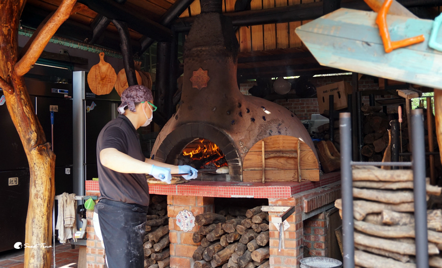 新竹美食 | Luau・Pizza 柴寮披薩 – 窯烤出的PIZZA充滿木碳香 / 座落山中的魔法小屋 / 鄰近青青草原
