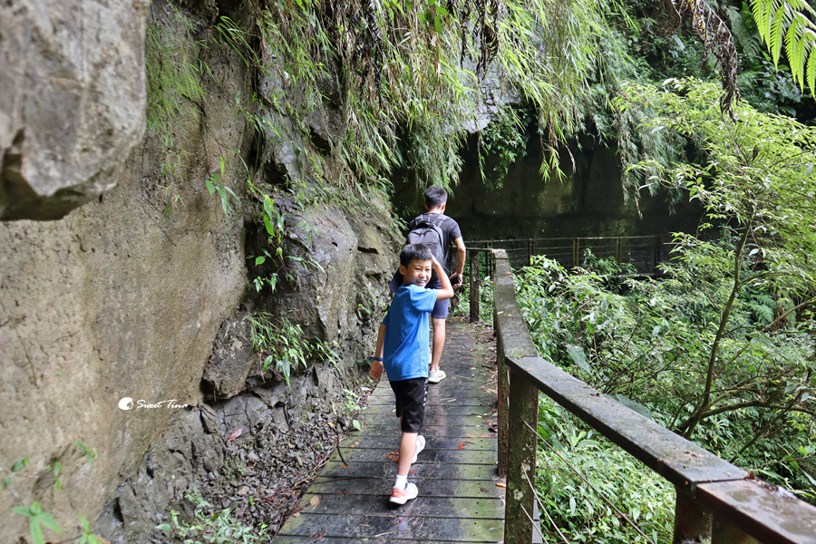 嘉義景點 | 竹坑溪步道 – 步行於巨石岩壁之間．感受氣勢磅礴的龍宮瀑布／夏日避暑勝地